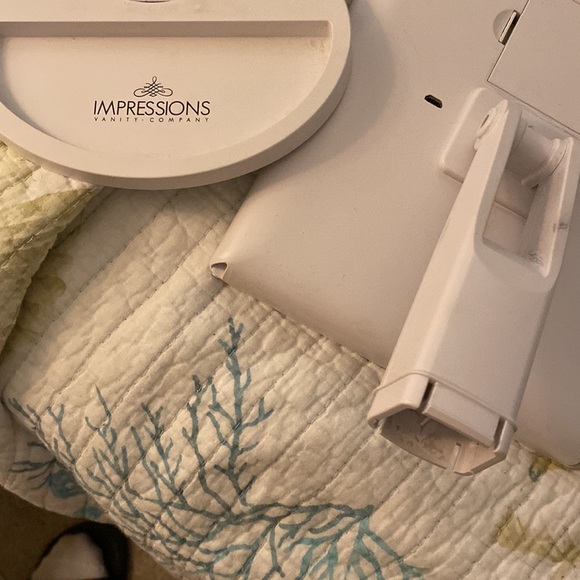 NWT Impressions Touch XL Trifold Vanity - Picture 8 of 9